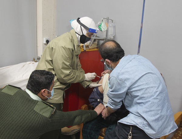 ‏القوات المسلحة : إعطاء جرعتي لقاح كورونا لـ 98 من مرتبات الجيش.. وهي من أعلى النسب عالمياً