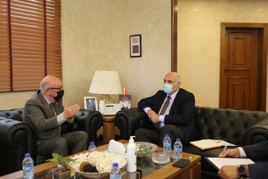 وزير الأشغال العامة والإسكان يلتقي السفير الأذري