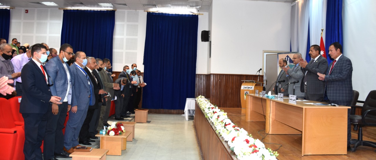 رئيس جامعة جدارا يلتقي الإداريين في الجامعة بحضور رئيس هيئة المديرين 