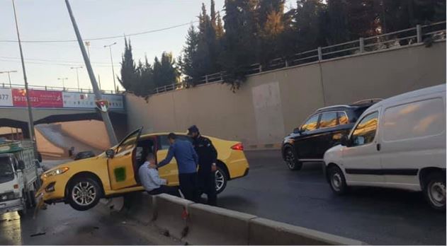 تدهور مركبة من أعلى جسر عبدون