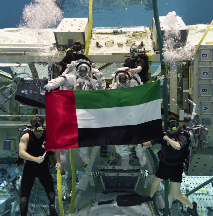 صور رائدي الفضاء هزاع المنصوري وسلطان النيادي، بمناسبة إنهائمها للسنة الأولى من تدريباتهما في ناسا‎‎