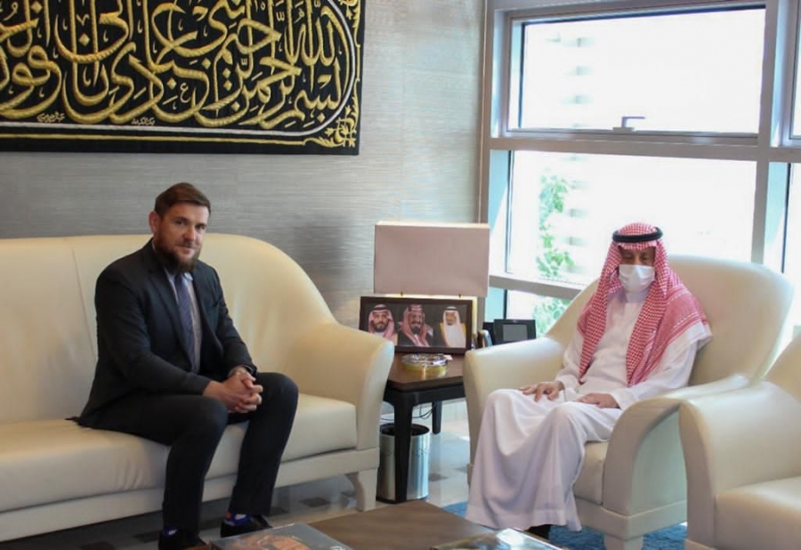 السفير السعودي لدى الأردن يستقبل في مكتبه بالسفارة السفير البولندي لدى الأردن