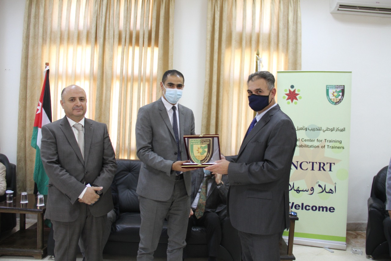 رئيس جامعة البلقاء التطبيقية يرعى حفل تخريج موظفي المالية المشاركين في دورة أساسيات إعداد البيانات المالية 