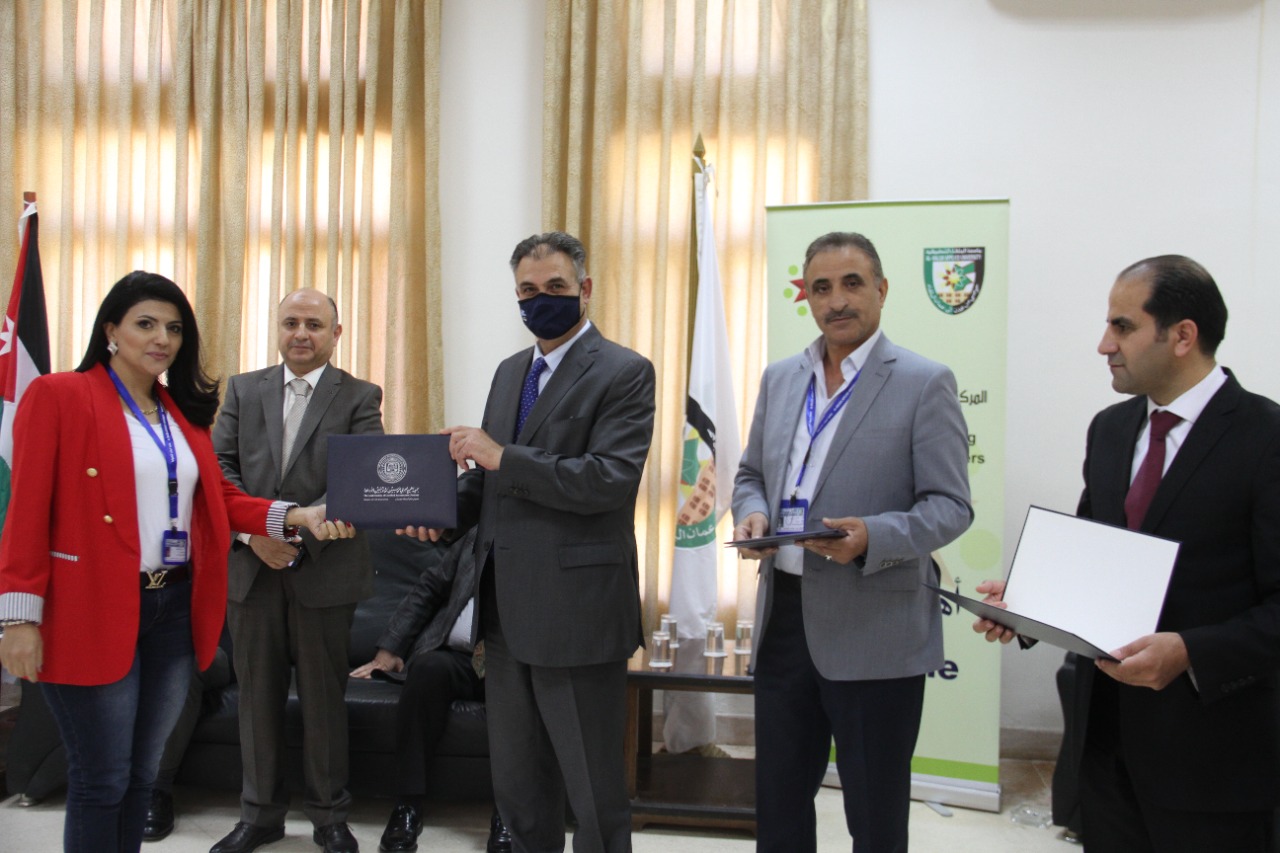 رئيس جامعة البلقاء التطبيقية يرعى حفل تخريج موظفي المالية المشاركين في دورة أساسيات إعداد البيانات المالية 