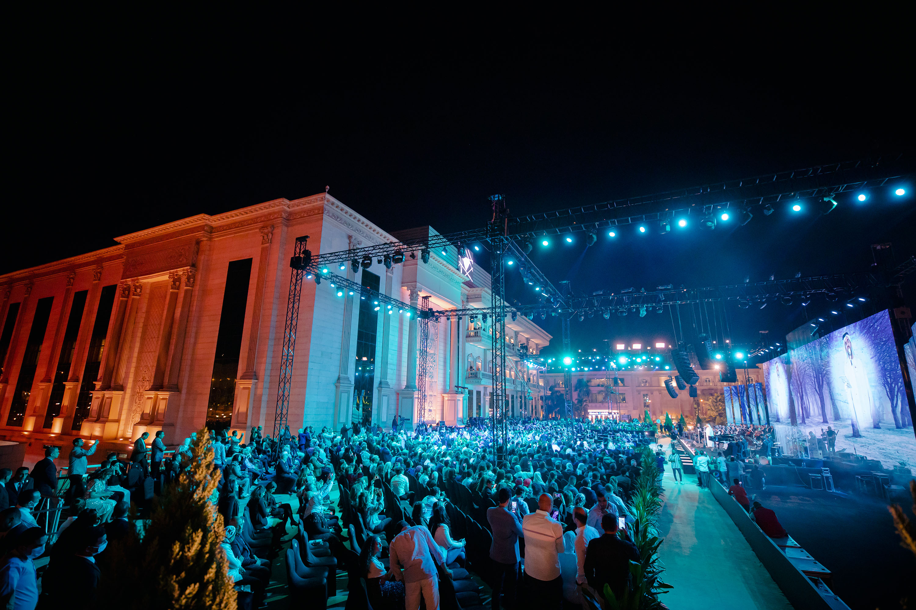 أ.د محمد طالب عبيدات يكتب :  التلوّن ما بين المنصب وخارجه