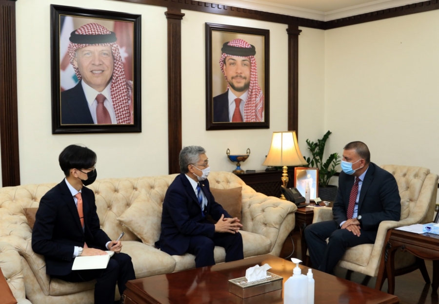 وزير الداخلية يلتقي السفير الياباني