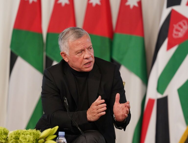 الملك يلتقي عدداً من المتقاعدين العسكريين بمنزل الكريميين