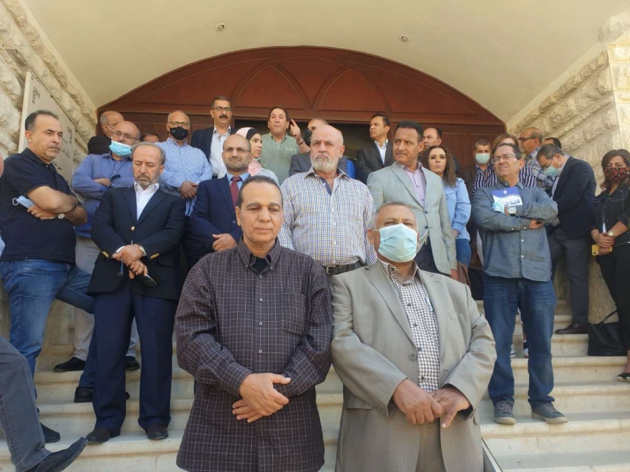 الصحفيون يحتجون على نقل زملائهم في التلفزيون..