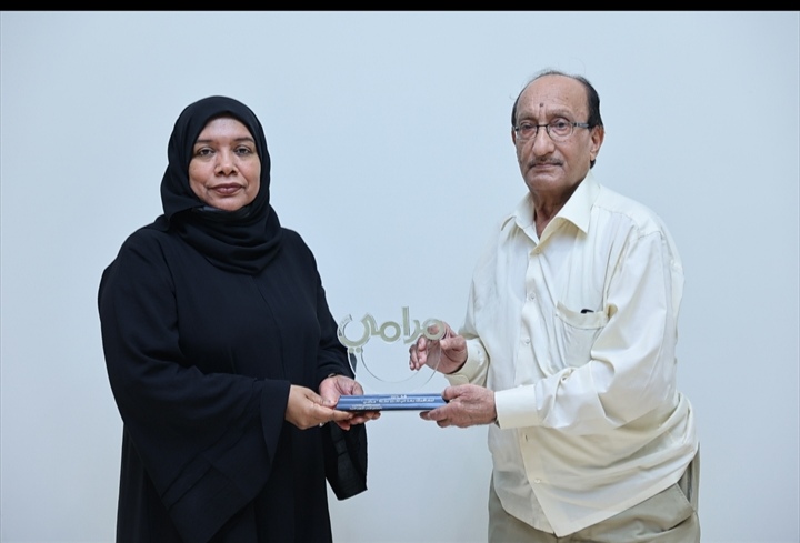 المكتب الثقافي والإعلامي  یكرم المصور منور الجعفري