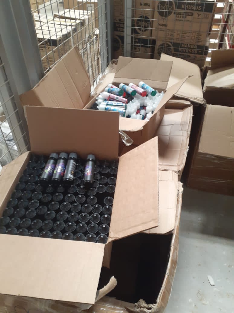 الجمارك تحبط تهريب نكهات سجائر الكترونية 