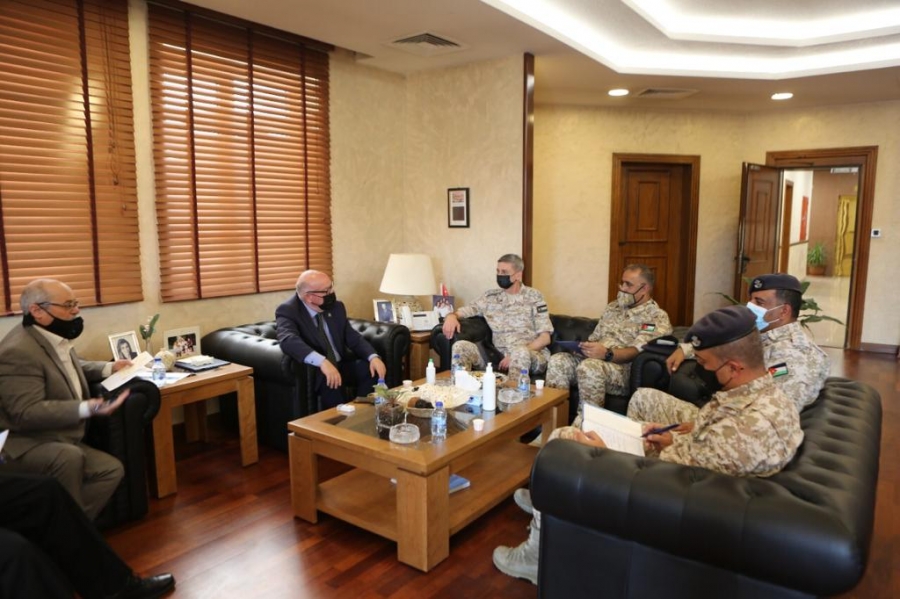 وزير الاشغال يبحث مع مساعد قائد سلاح الجو للامداد والتجهيز تعزيز افاق التعاون