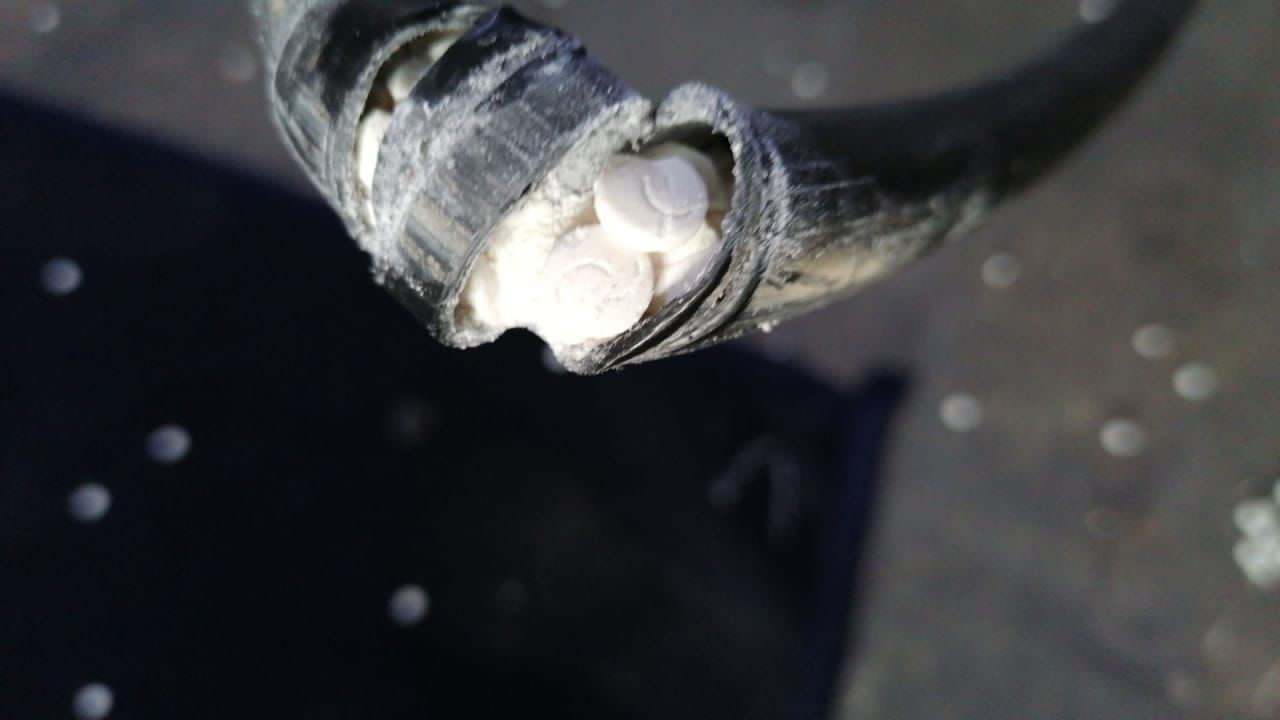 إدارة مكافحة المخدرات : إحباط تهريب نصف مليون حبة مخدرة اخفيت داخل احدى مركبات الشحن  