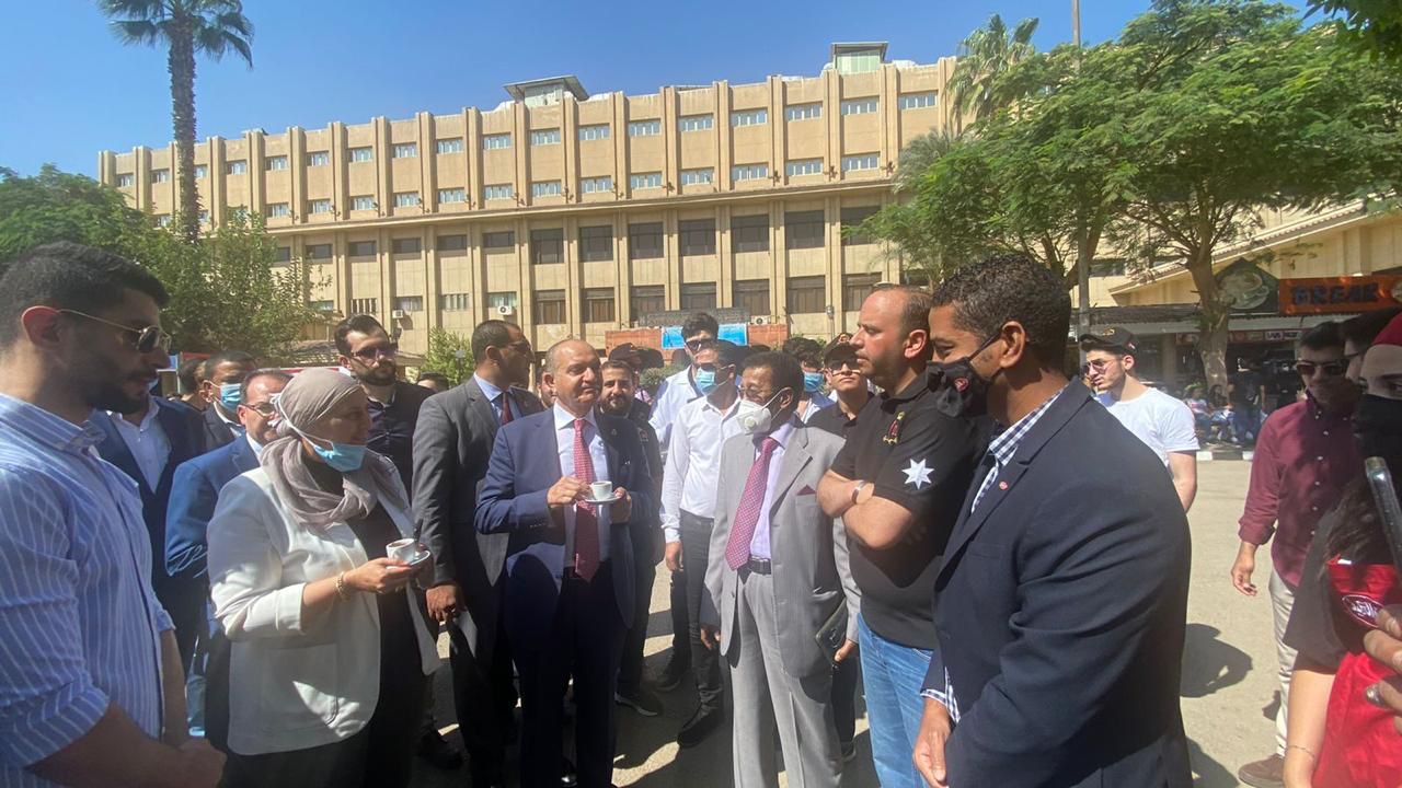 السفير العضايلة يفتتح معرضاً في جامعة القاهرة بمناسبة مئوية الدولة
