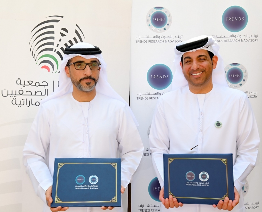 تریندز یوقع مذكرة تفاھم وتعاون مع جمعیة الصحفیین  الإماراتیة في المجالات البحثیة والتدریب