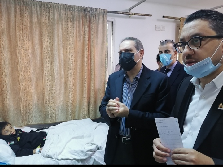 وزير الصحة يطمئن على حالة أطفال مشتبه بتسممهم في جرش