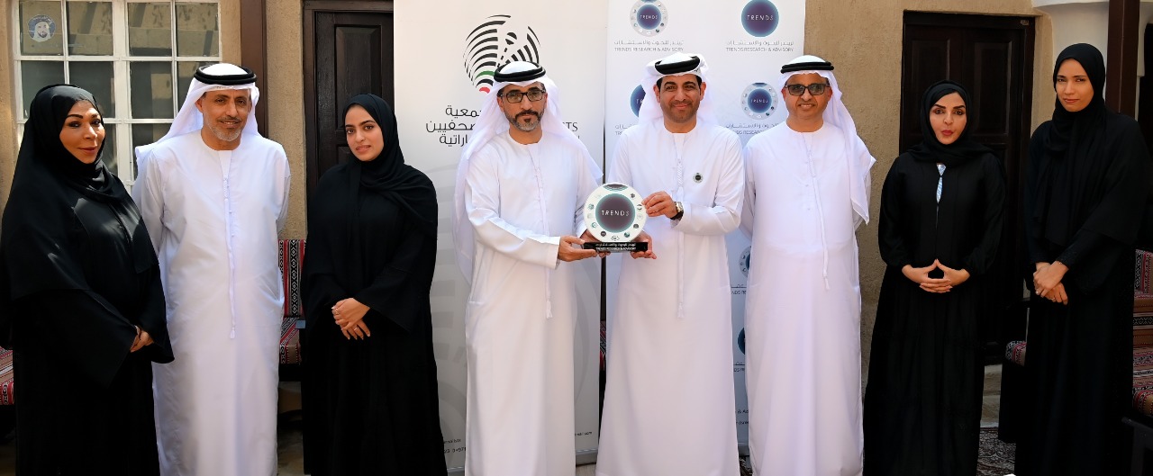 تریندز یوقع مذكرة تفاھم وتعاون مع جمعیة الصحفیین  الإماراتیة في المجالات البحثیة والتدریب