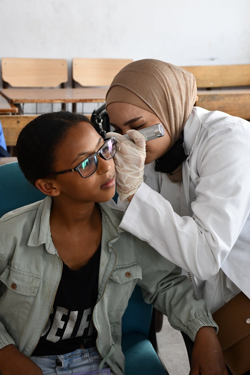 جامعة عمان الاهلية تقيم يوماً طبياً مجانياً في مخيم البقعة 