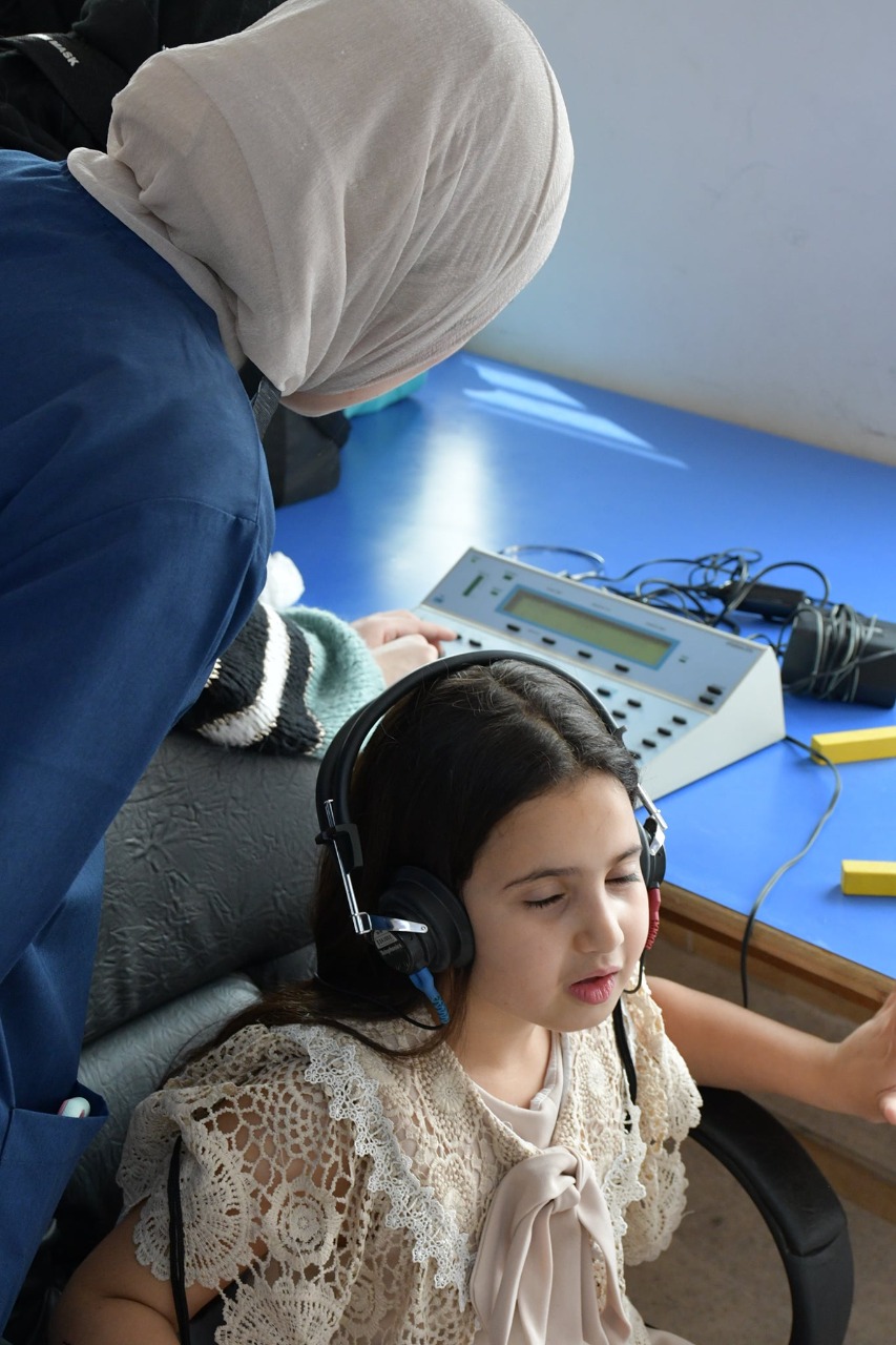جامعة عمان الاهلية تقيم يوماً طبياً مجانياً في مخيم البقعة 