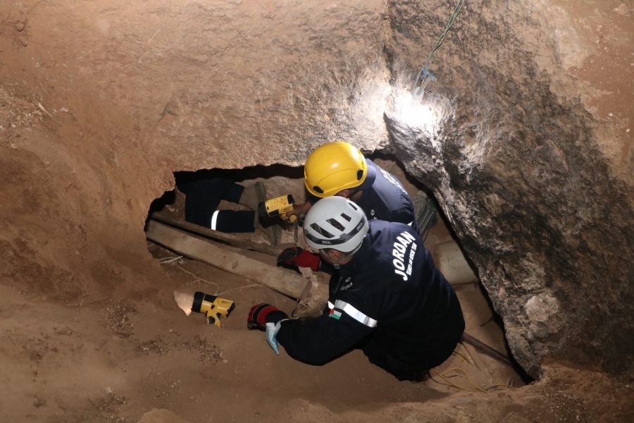 وفاة شخص وإصابة آخر إثر انهيار اتربه وحجارة داخل مغارة على شخصين في العاصمة