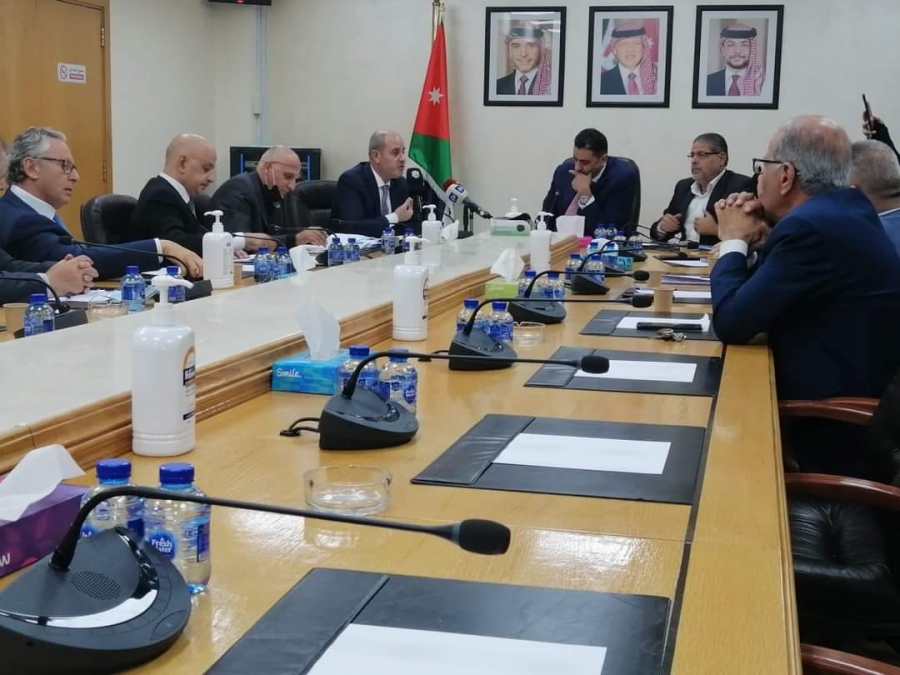 غرفة تجارة الزرقاء تطالب بإعادة النظر بأوامر الدفاع