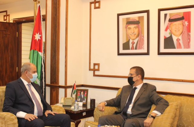 وزير الصناعة والتجارة يبحث مع السفير المصري سبل تعزيز التعاون الاقتصادي