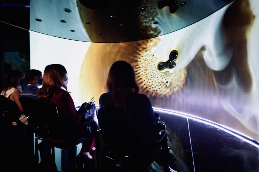 إطلاق أول تجربة فنية متعددة الحواس في العالم تشمل الفن الرقمي والأصوات والمشاهد والروائح