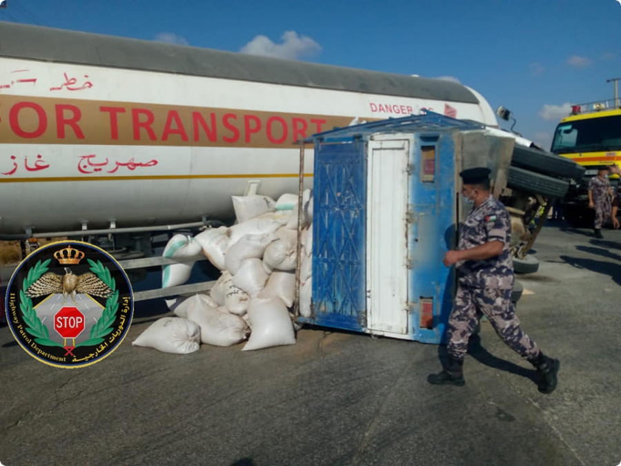 حادث سير يُغلق طريق إربد الزرقاء بالكامل (صور)