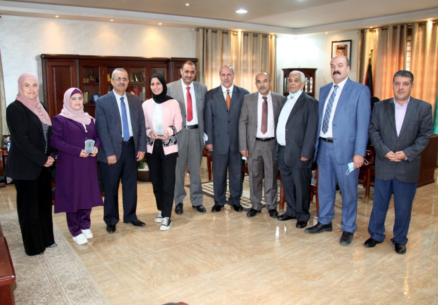 رئيس جامعة آل البيت الدكتور هاني الضمور يكرم الفائزات بذهبية مشروع دولي مشترك