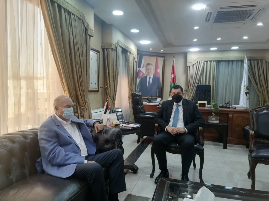 وزير العمل يستقبل رئيس مجلس الأعيان