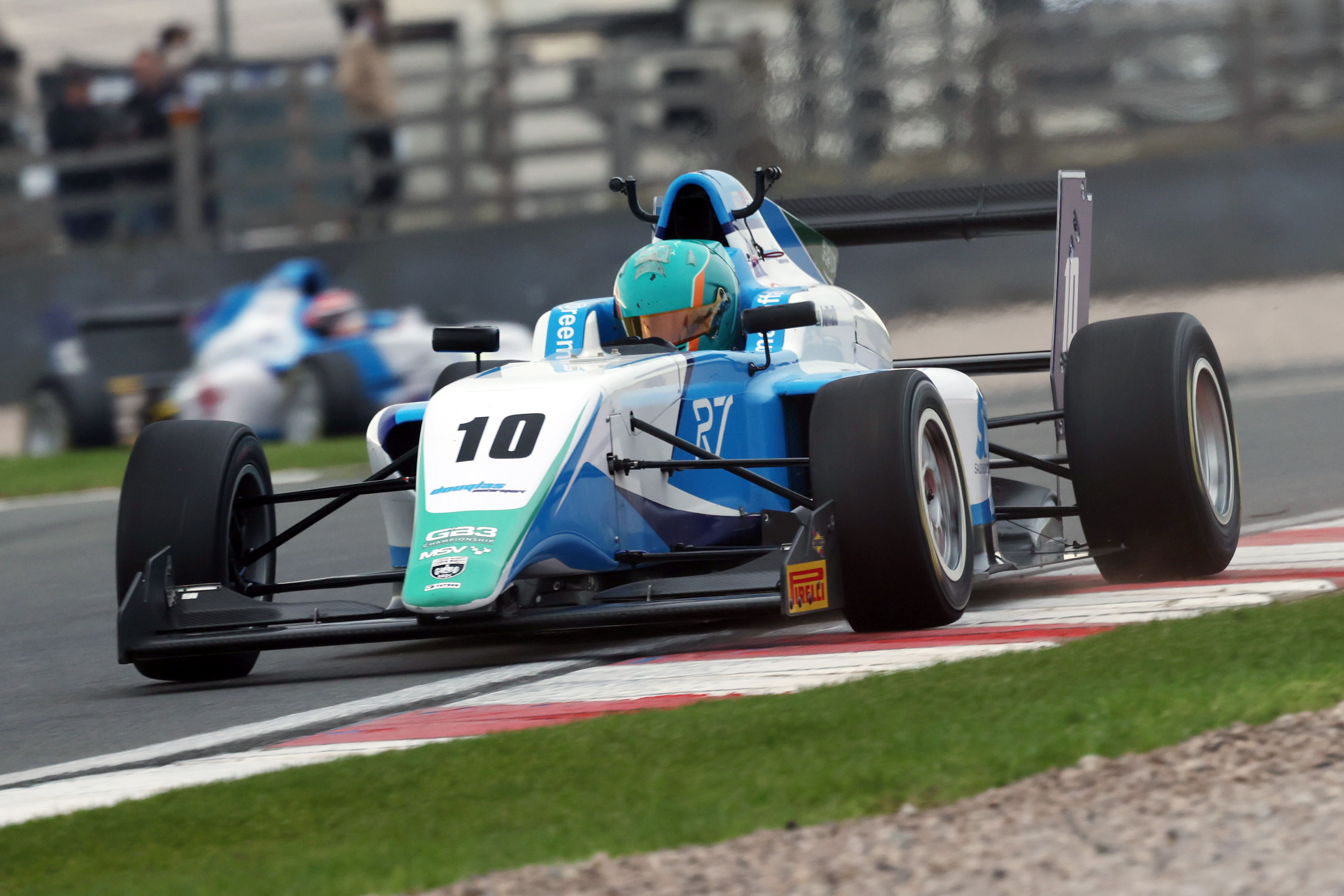    سائقة السباقات السعودية ريما الجفالي تؤكد على التقدم الهائل الذي حققته خلال الموسم مع اختتام بطولة الفورمولا 3 البريطانية