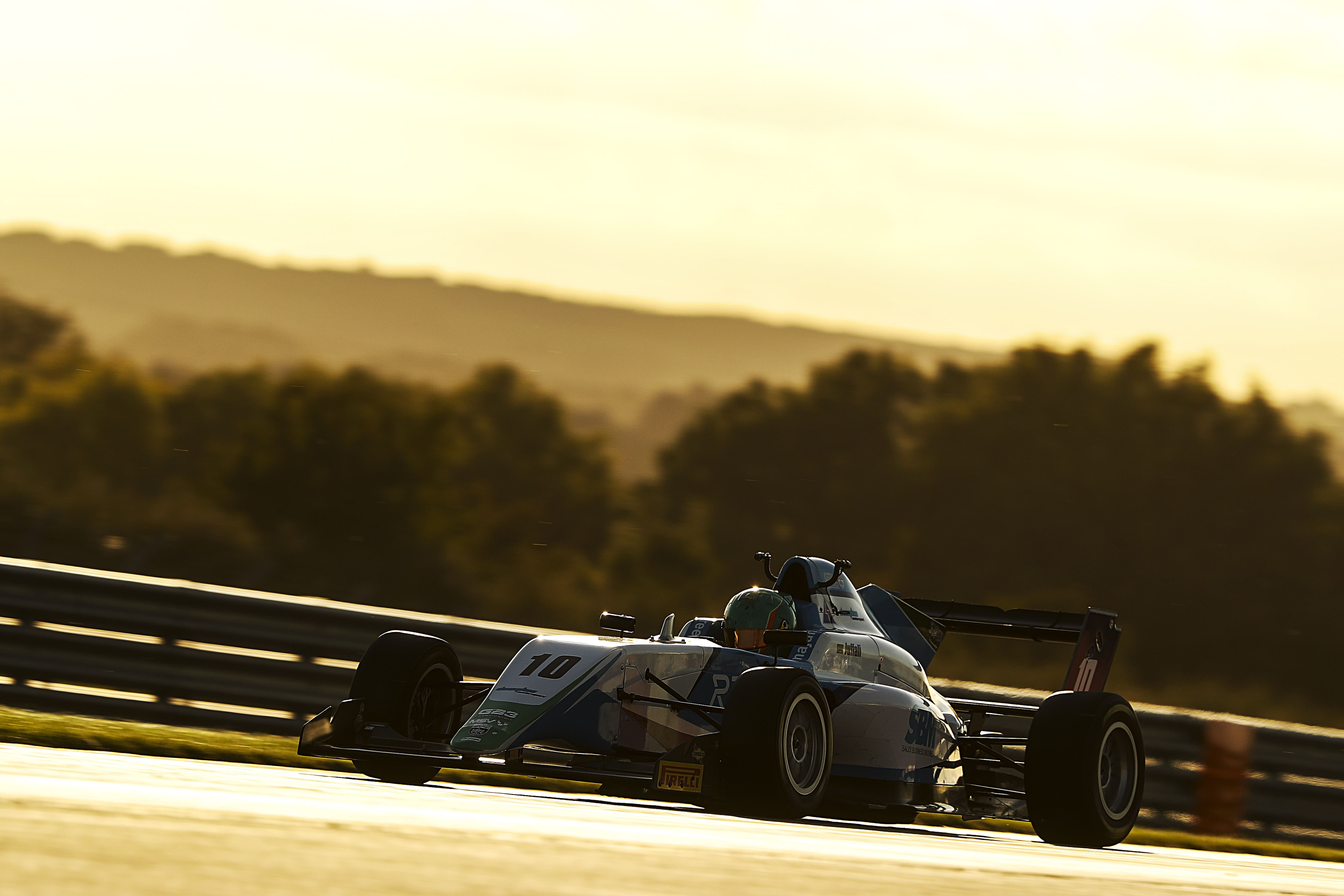    سائقة السباقات السعودية ريما الجفالي تؤكد على التقدم الهائل الذي حققته خلال الموسم مع اختتام بطولة الفورمولا 3 البريطانية