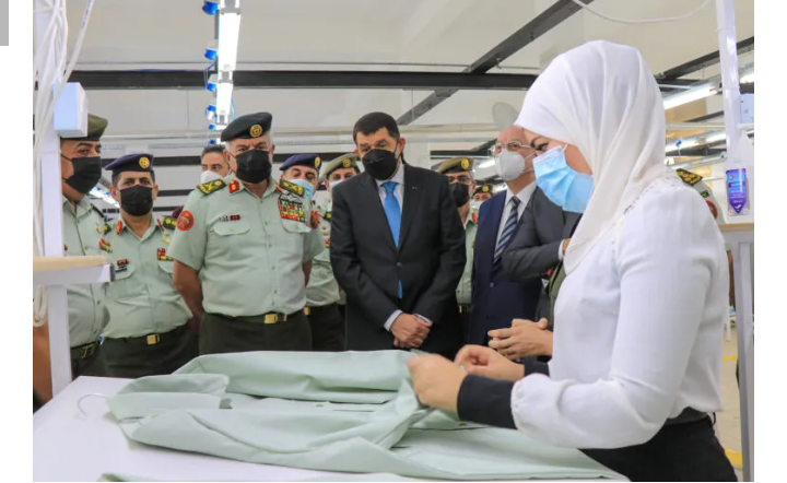 الحنيطي يفتتح المشغل العسكري في قيادة مستودعات الملابس والمهمات