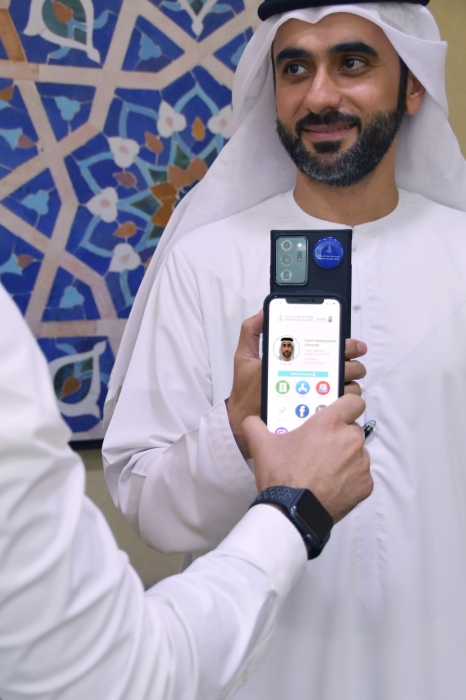 مصرف الشارقة الإسلامي یتیح لموظفیھ الاستغناء عن البطاقات التعریفیة  المطبوعة بالكامل
