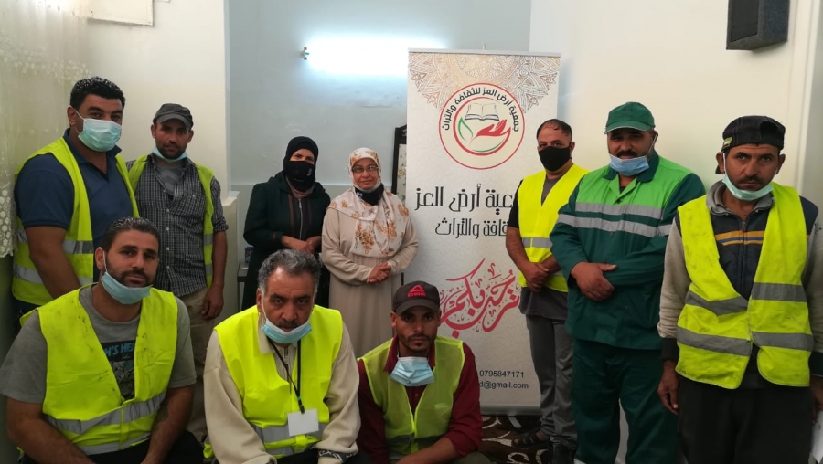 ضمن مبادرتها (كِرام الحي) .. جمعية أرض العز للثقافة والتراث تُكرّم عمّال وطن (مُصوّر)