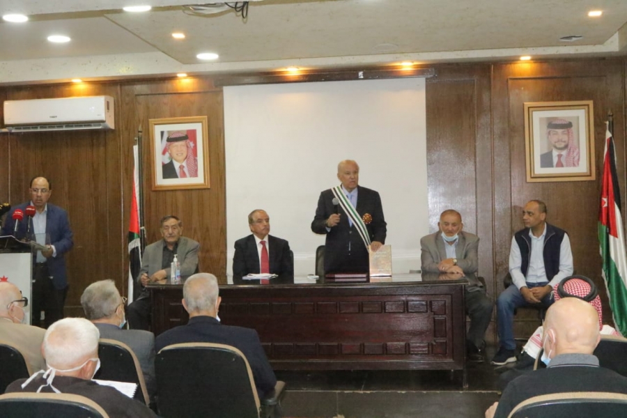 الشريف فواز شرف يهدي وسام المئوية لهيئة رواد الحركة الرياضية والشبابية الأردنية