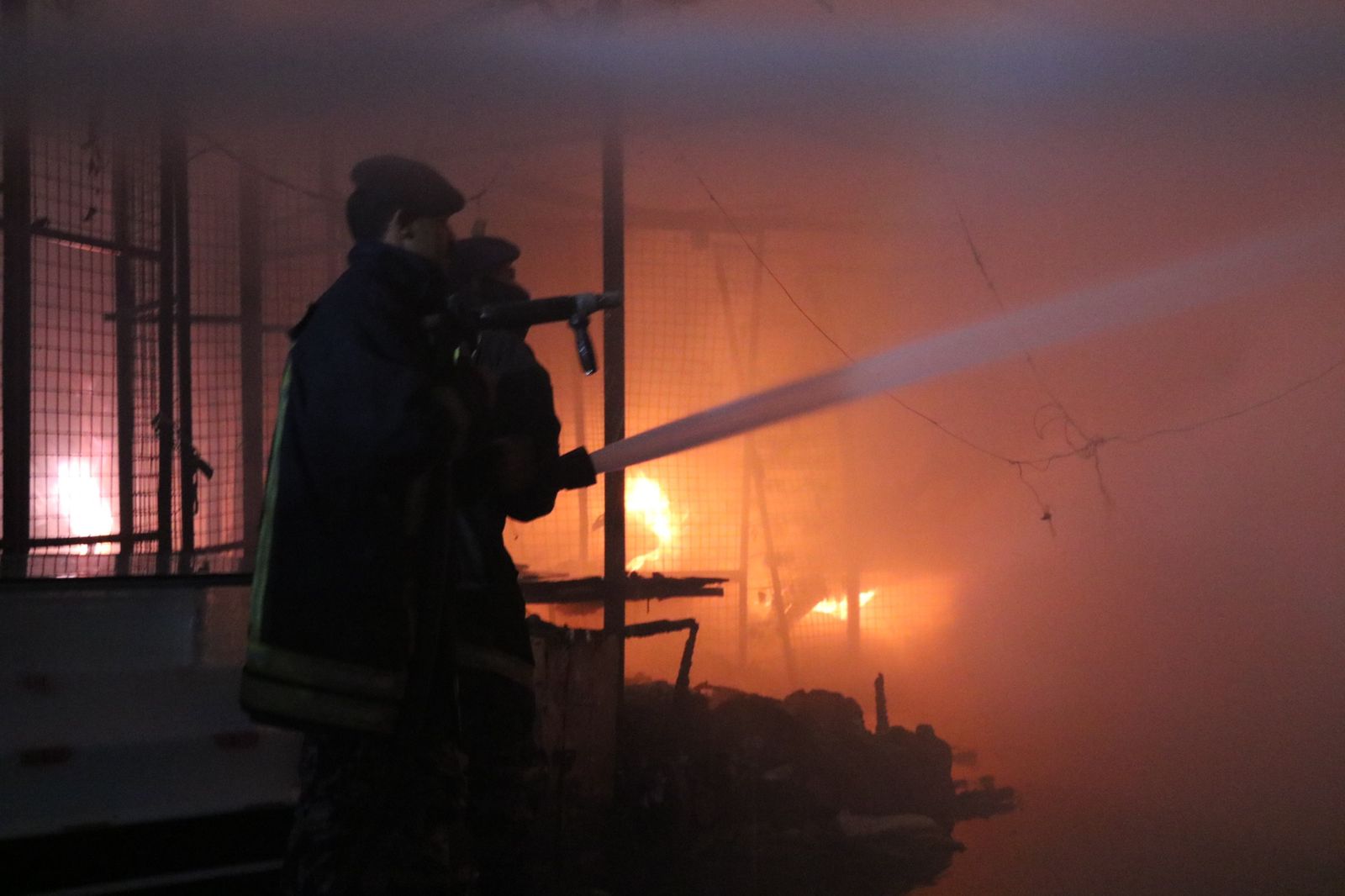 الدفاع المدني يخمد حريق عدد كبير من المحلات والبسطات في العاصمة  