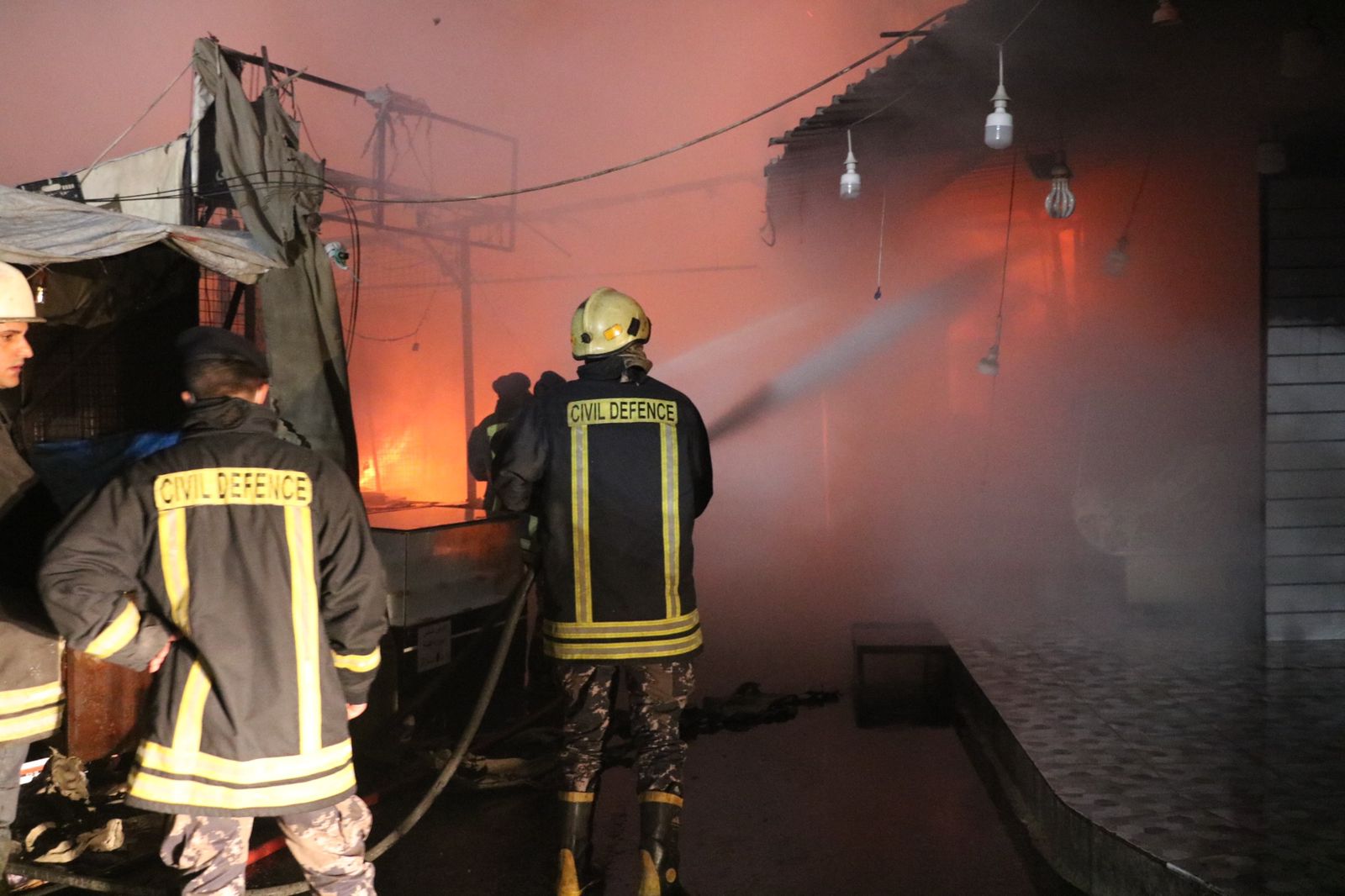 الدفاع المدني يخمد حريق عدد كبير من المحلات والبسطات في العاصمة  