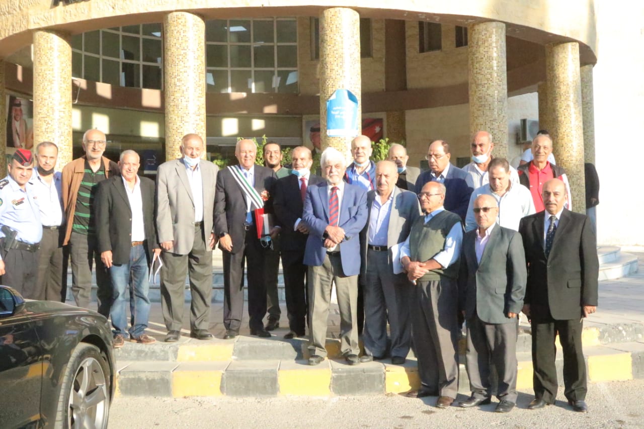 الشريف فواز شرف يهدي وسام المئوية لهيئة رواد الحركة الرياضية والشبابية الأردنية