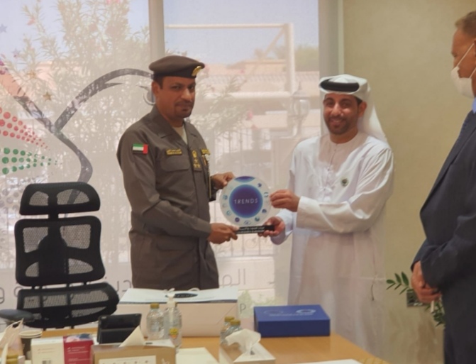 وفد من تریندز یزور أكادیمیة الإمارات للھویة  والجنسیة ویبحث أوجھ التعاون العلمي والمعرفي