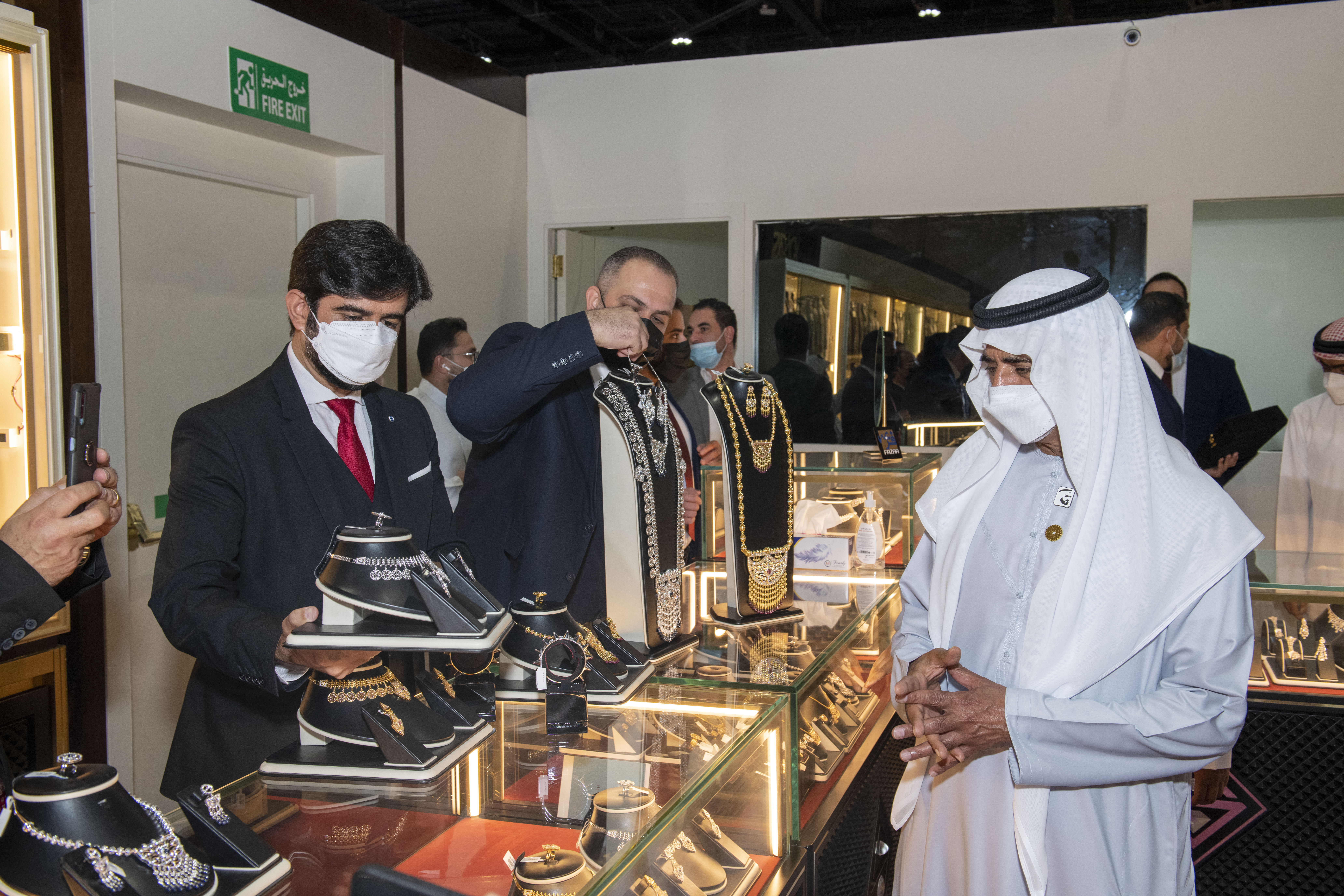 الشيخ نهيان بن مبارك آل نهيان يفتتح رسميًا معرض المجوهرات والساعات 