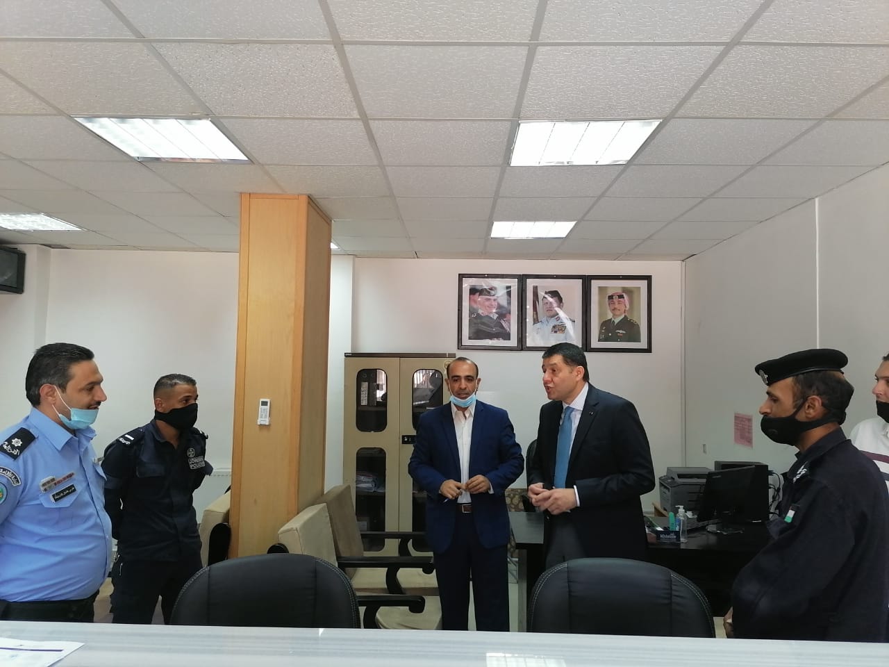 وزير العمل يتفقد مديريتي عمل وتشغيل عمان سحاب ويوجه بإنجاز معاملات المستثمرين والمراجعين دون تأخير 