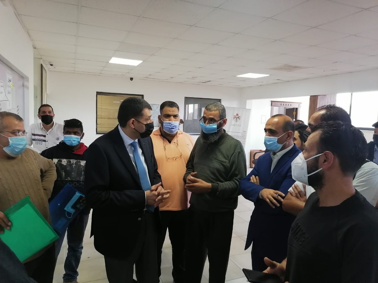 وزير العمل يتفقد مديريتي عمل وتشغيل عمان سحاب ويوجه بإنجاز معاملات المستثمرين والمراجعين دون تأخير 