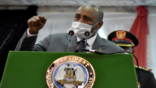 قائد الجيش السوداني البرهان يعفي 6 سفراء من مناصبهم