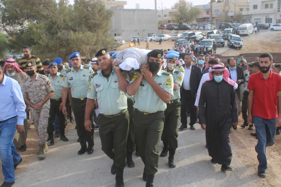 قبيلة بني صخر تشيع جثمان فقيدها اللواء المتقاعد حاكم طافور الخريشا إلى مثواه الأخير