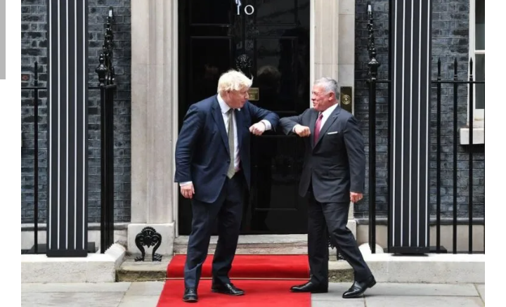 الملك يلتقي جونسون في لندن
