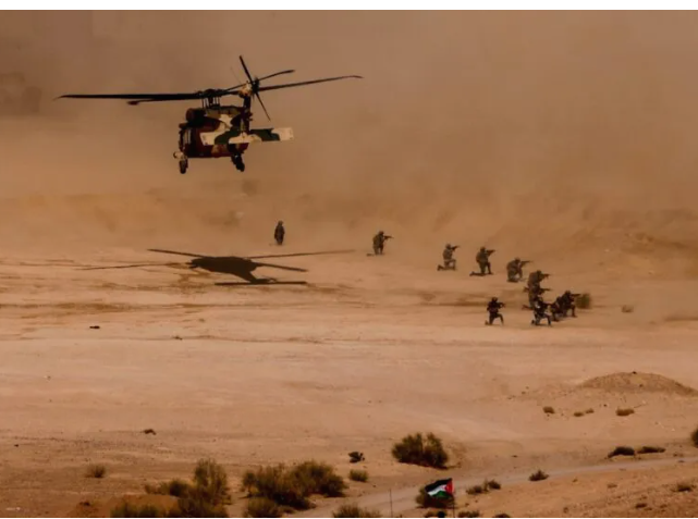 الحنيطي يتابع تمريناً عسكرياً في القوة البحرية والزوارق الملكية