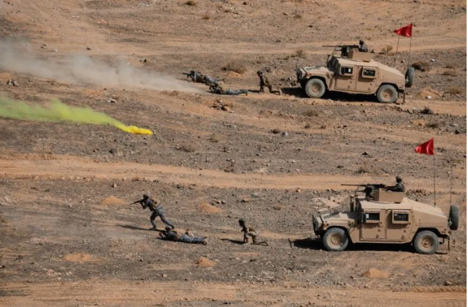 الحنيطي يتابع تمريناً عسكرياً في القوة البحرية والزوارق الملكية