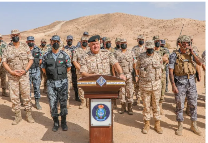 الحنيطي يتابع تمريناً عسكرياً في القوة البحرية والزوارق الملكية