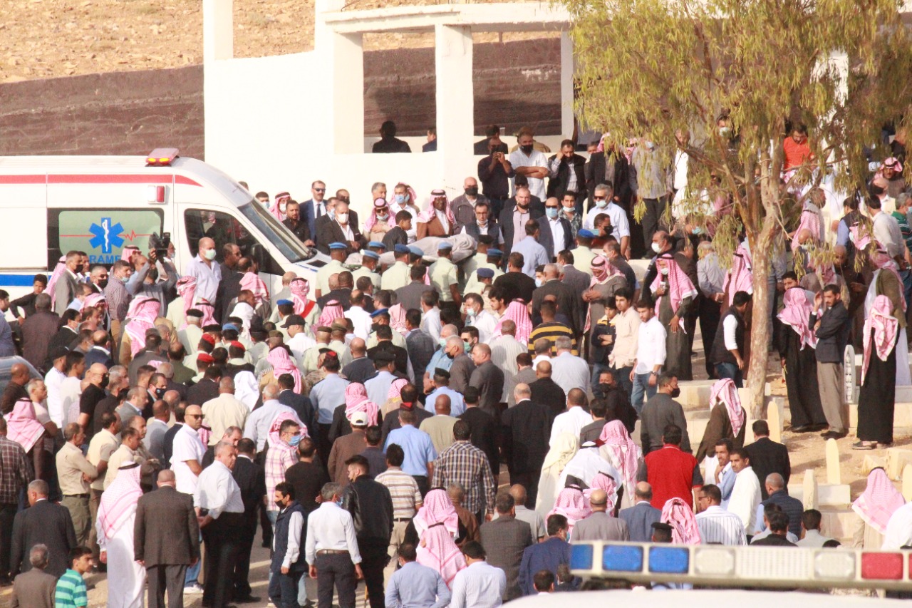 قبيلة بني صخر تشيع جثمان فقيدها اللواء المتقاعد حاكم طافور الخريشا إلى مثواه الأخير 