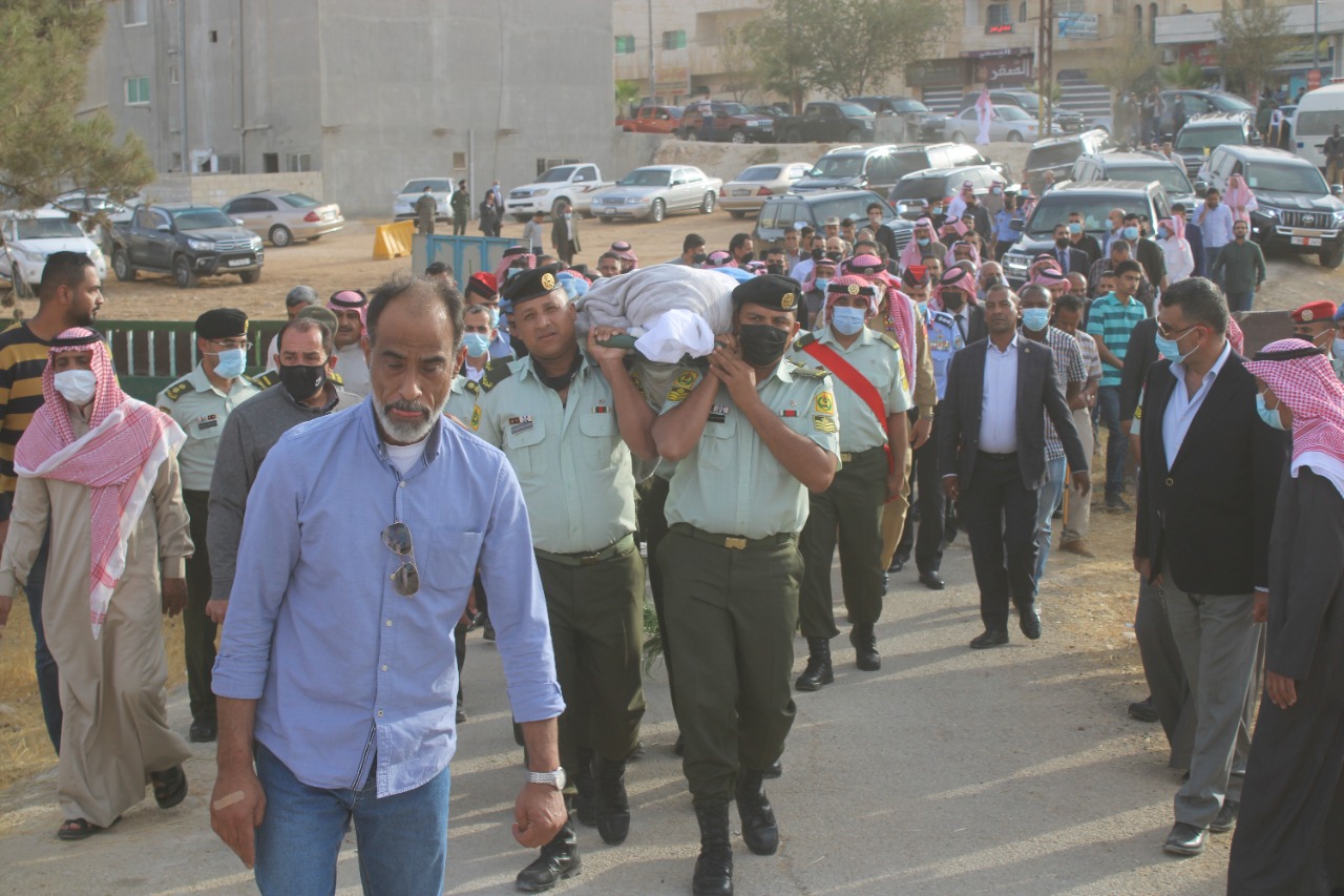 قبيلة بني صخر تشيع جثمان فقيدها اللواء المتقاعد حاكم طافور الخريشا إلى مثواه الأخير 